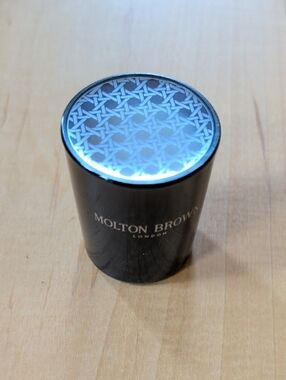 Molton Brown Mesmerizing Oudh Accord & Gold 1oz Candle